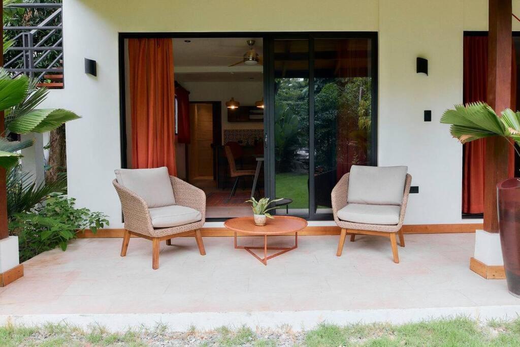 Modern Beachfront Apartment, With Garden Patio *