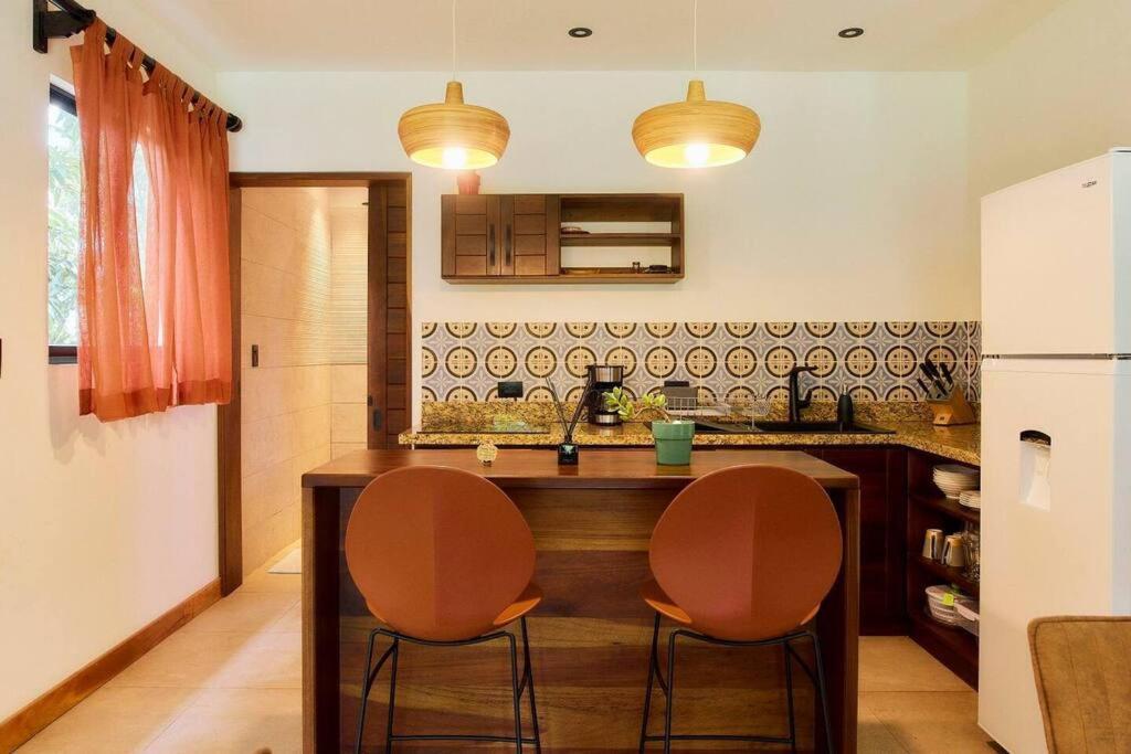 Modern Beachfront Apartment, With Garden Patio Apartamento